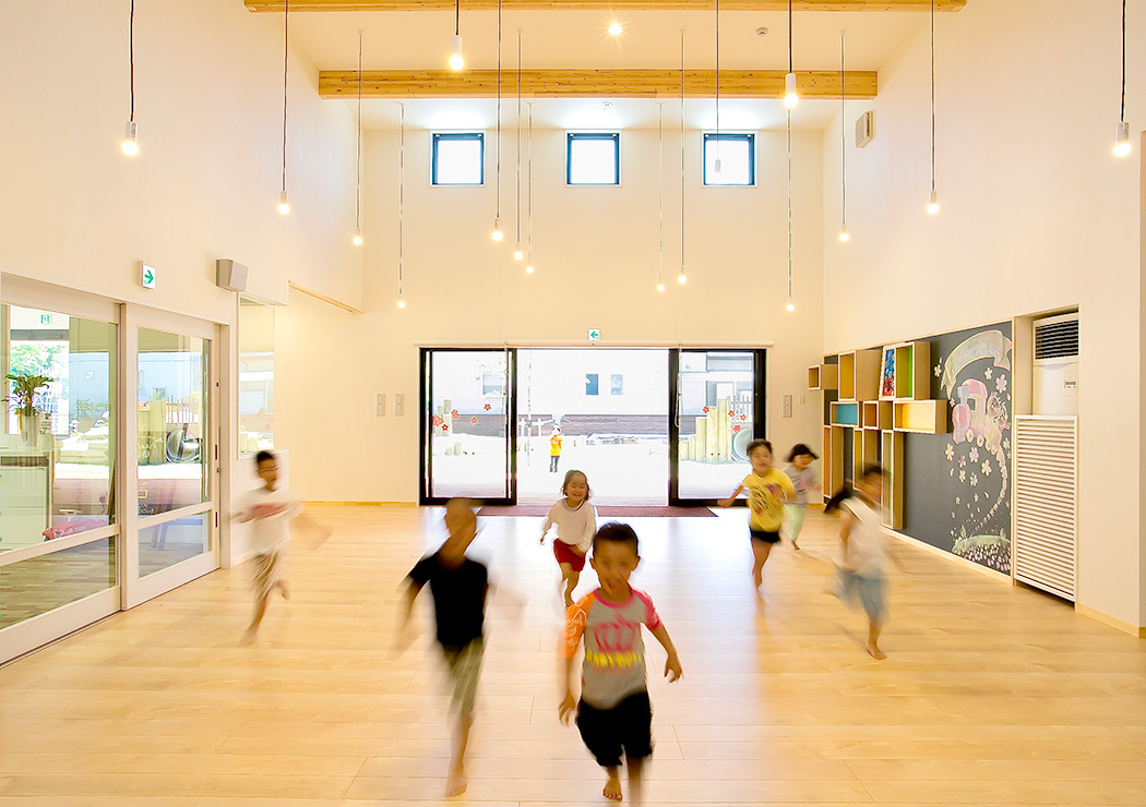 のびのびと走り回るこどもたち