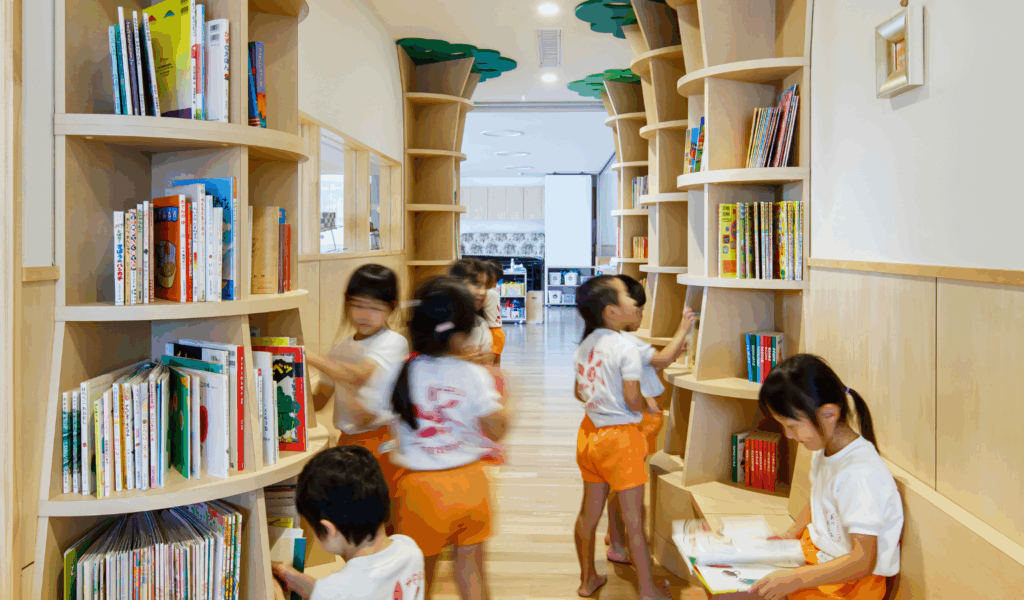 屋内に、にょきにょき伸びる「本の木」【魔法の園舎アイディア集】